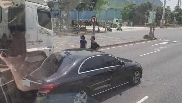 快訊/高雄小港「連環撞車禍」！拖板車追撞賓士　車頭全毀碎片掉滿地