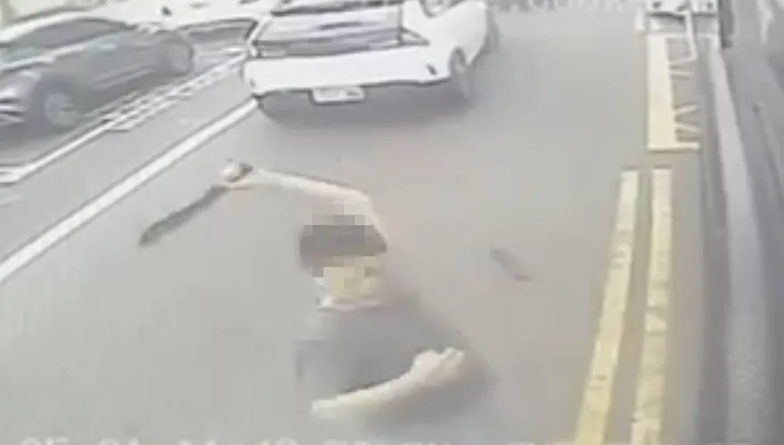 影/忿前面太慢又超不過去！竹北路怒男開山刀削公車　司機差點斷臂