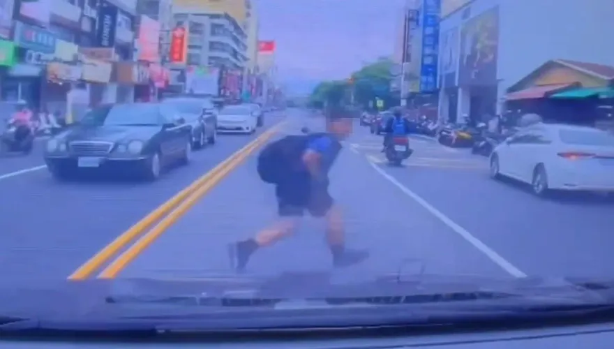影/高雄男童從對向車陣「竄出」！女駕駛嚇到尖叫　警將罰監護人