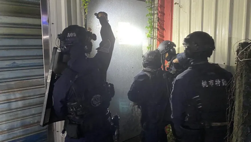 影/家具行旁藏天九牌大賭場！霹靂小組前後夾攻　桃警破獲逮71人
