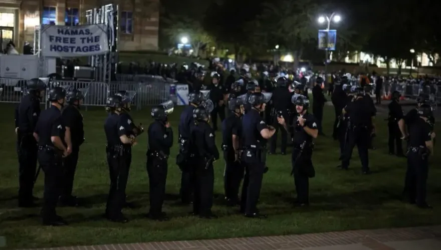 UCLA挺巴挺以兩派爆衝突　大批警力進駐清場全天停課