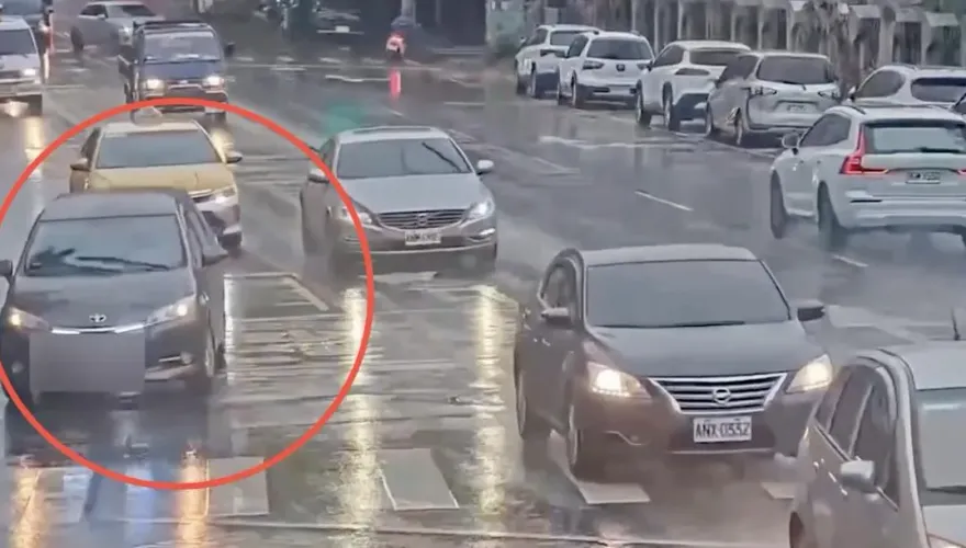 影/搭訕國中生「要不要上車」嚇壞家長　73歲婦到案：不忍學生淋雨