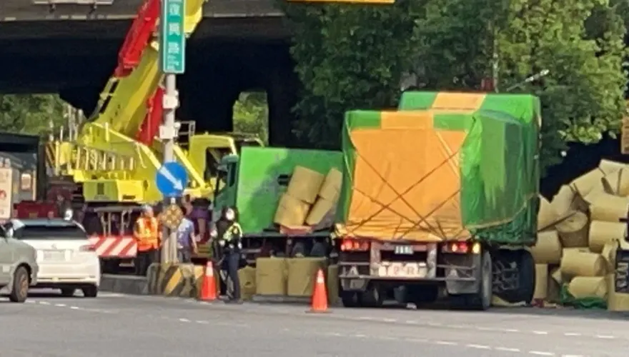 快訊/「載冥紙貨車」凌晨不明原因翻覆　幸無人受傷