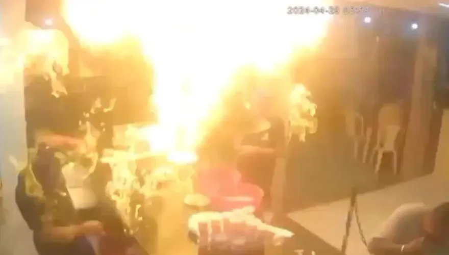 影/火爐旁倒酒精！牛排店「突爆恐怖烈焰」3員工瞬變火人嚴重燒傷