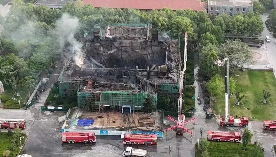 90年歷史建築毀於一旦！陸河南大學大禮堂深夜起火　校方：無比痛心自責