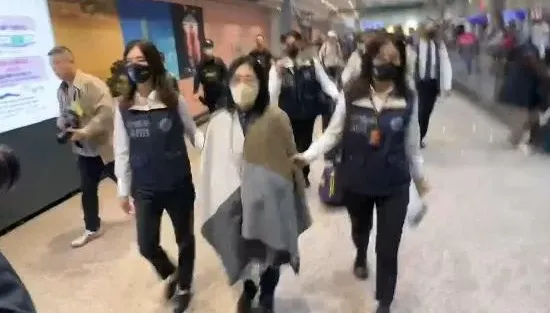 快訊/下機就被上銬！貴婦奈奈男友媽「未捲吸金案但涉詐欺」　無保請回