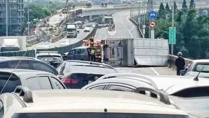 台66線大溪段貨卡大翻車　5車遭波及…不是「屁股」掉就是車頭撞爛
