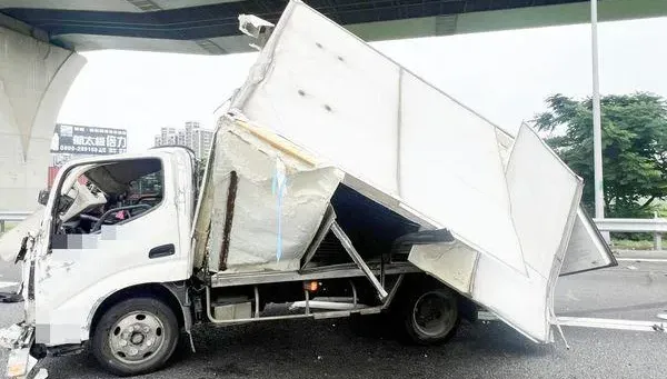 快訊/國1北向桃園段貨車衝護欄撞爛　駕駛噴飛路中央…神奇擦傷躲死劫