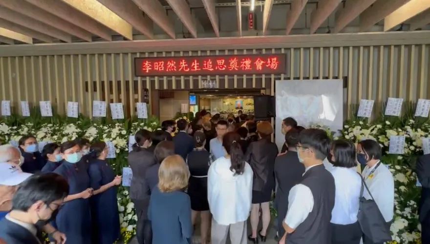 影/士林地院法官墜樓亡今告別式　白色花海數百人到場致意