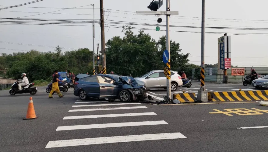 快訊/高雄師大門口重大車禍！一家4口開車自撞電桿　父亡3童受傷搶救