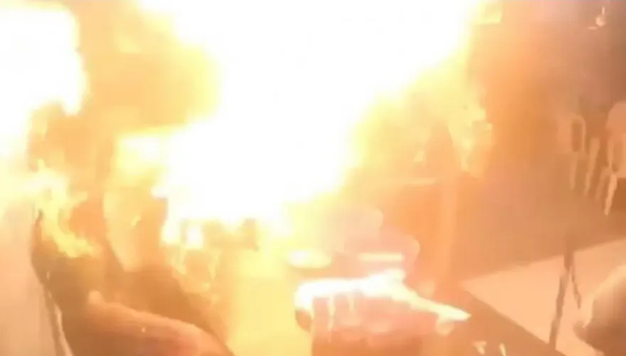 員工倒酒精突引爆！牛排館「3人燒成火球」　客人嚇壞狂奔逃