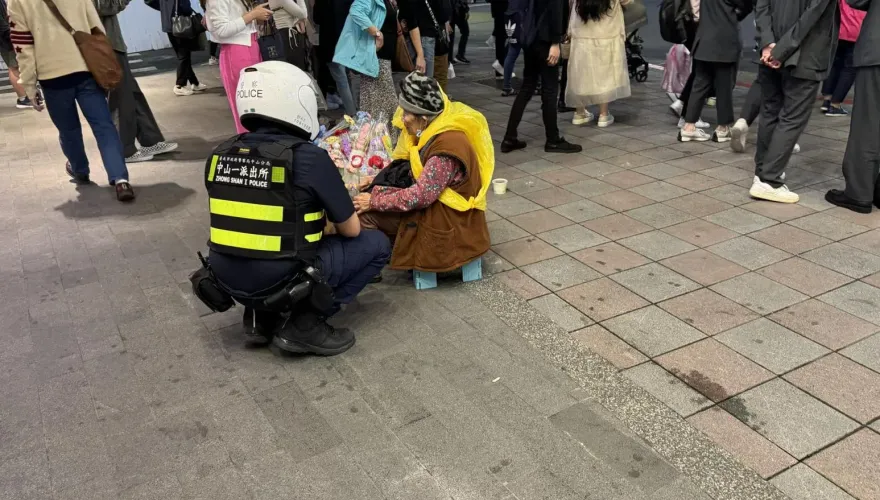 賣花老婦遭警關切哭了？他嘆不抓通緝犯「只為難養家糊口」　全場酸爆