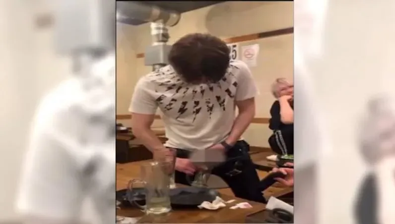 屁孩燒肉店脫褲露鳥...還「對酒杯小便」！　店家怒了：已報警