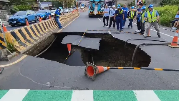 影/一個車道寬天坑！竹縣超大洞全是水　「二度崩」驚悚畫面曝光