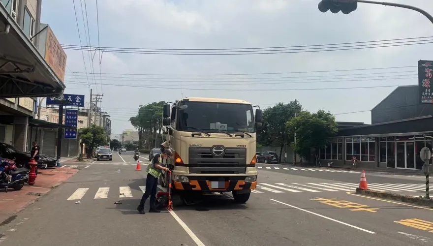 快訊/要命死角！高雄「混凝土車撞機車」　女騎士遭捲入車底