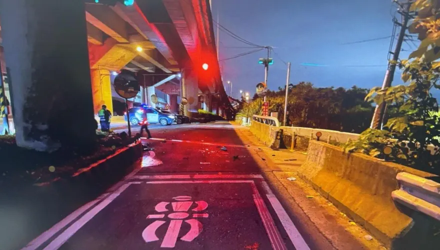 快訊/桃園高二生「無照酒駕」！深夜騎機車載14歲少女…路口撞貨車雙亡