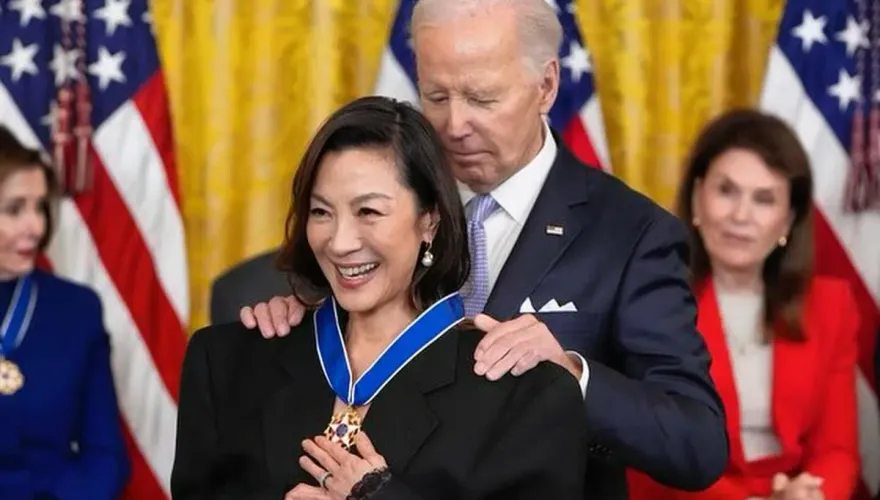 平民最高榮譽！楊紫瓊現身白宮　獲拜登親頒「總統自由獎章」原因曝