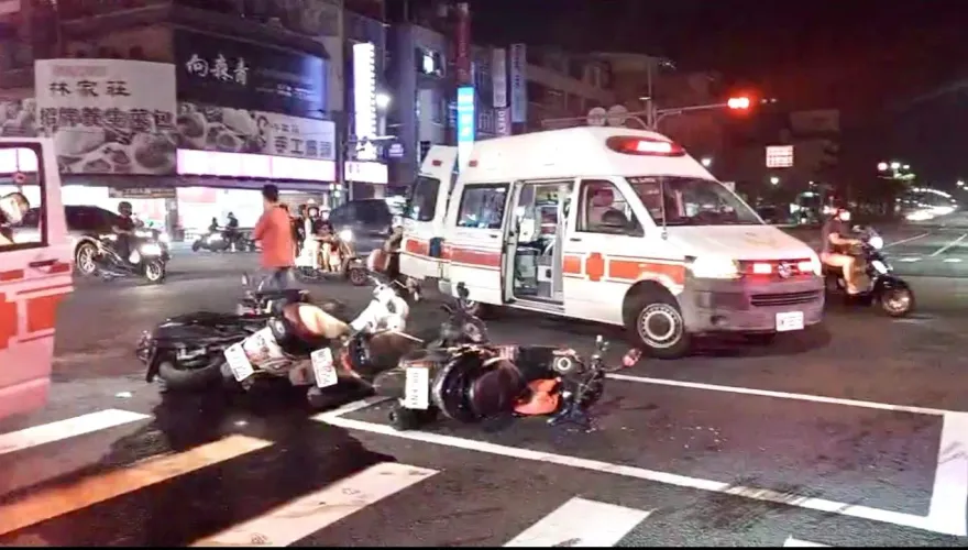 快訊/畫面曝光！高雄鳳山自小客撞機車波及4車　5人倒成一團受傷送醫