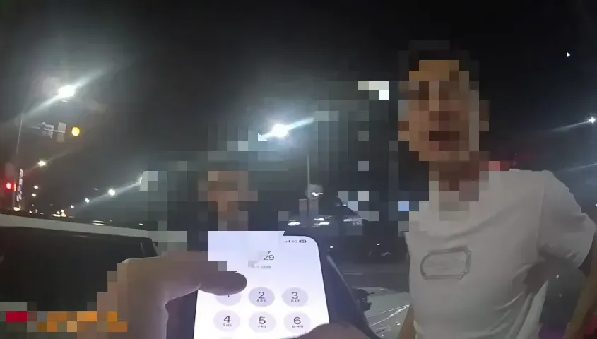影/三重惡劣賓士猴深夜追撞機車...員警眼前竟肇逃　再度肇事棄車落跑釀3人傷
