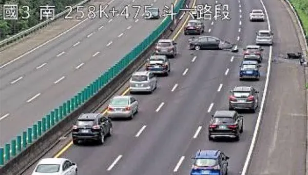 快訊/爆胎失控自撞護欄！國3斗六段轎車出事「2大2小送醫」