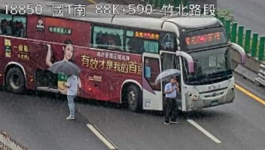 快訊/國道1號南向竹北段「國光客運車禍」！　斜停路中央傷亡仍不明