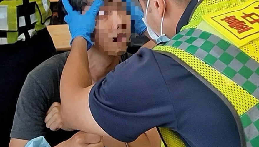 影/直擊！台中男吃飯一半「舉筷僵住」變蠟像　原來是「低血糖」