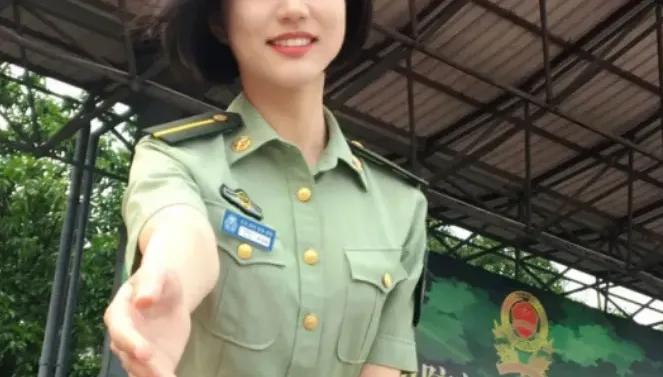 被讚「最甜退役女兵」！陸警「邊檢小花」暴紅　俏麗高顏值狂吸150萬粉
