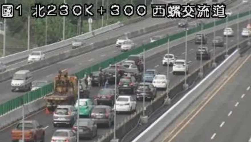 快訊/國1西螺交流道「8車連環撞」！3人受傷送醫　時速僅剩17KM