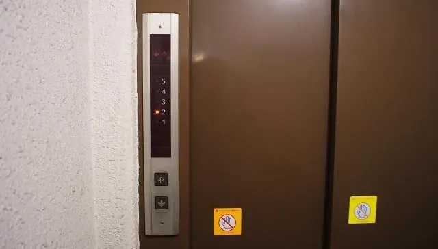 影/驚險！5歲女童手臂遭電梯門片夾住　保全狂奔七層樓救人