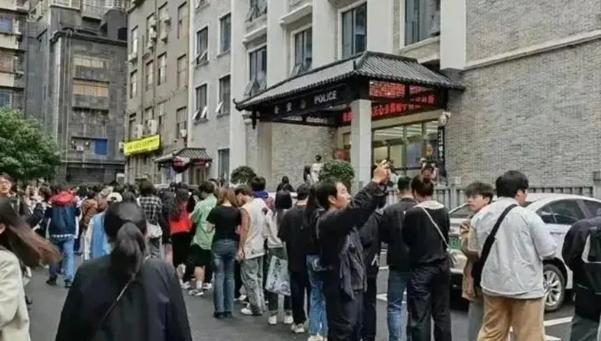 遊客搶拍「蹲下抱頭照」！陸派出所成網紅景點　波麗士無奈：別進辦公區