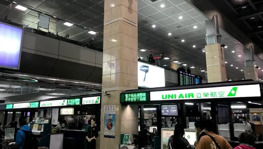 澎湖機場航班「遭鳥擊」換飛機　又遇停電「機艙無法開啟」
