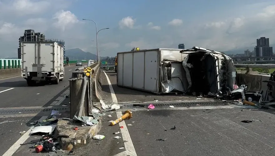 快訊/台64線三重段西向小貨車遭BMW擦撞　撞分隔島翻車駕駛不治