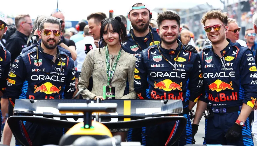 影/看到Lisa終點線揮旗！F1邁凱倫諾里斯生涯首飆冠