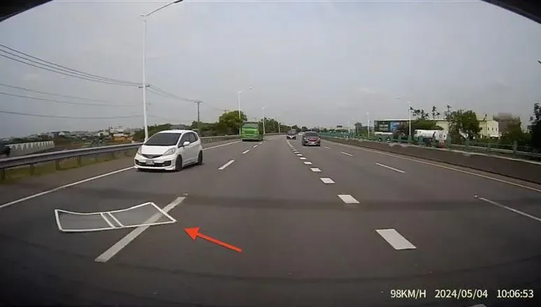 國2大竹段掉落紗窗！休旅車駕駛急閃避「失控自撞」　360度翻轉撞聯結車