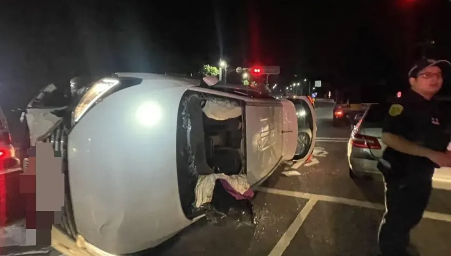 快訊/萬里隧道外「轎車側翻」！駕駛受困警消破窗救人緊急送醫
