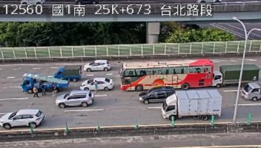 快訊/國1北向「4車追撞」！占用中、外線車道後方回堵中　上班請注意