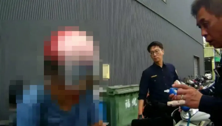 又是酒駕！高雄男騎車鑽來鑽去　不知警在後方…早聞到酒氣