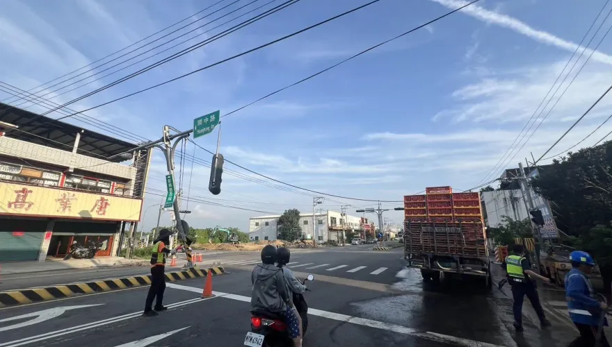 傑出一撞！曳引車掃掉交通號誌　台式紅綠燈「秒變美式」垂晃畫面曝