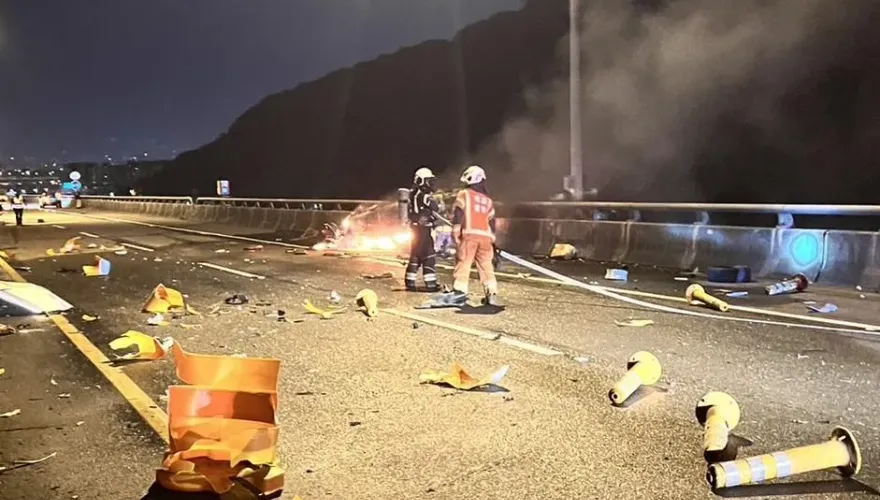 影/國1五楊高架大火球！汽車自撞翻覆　駕駛活活燒死成焦屍