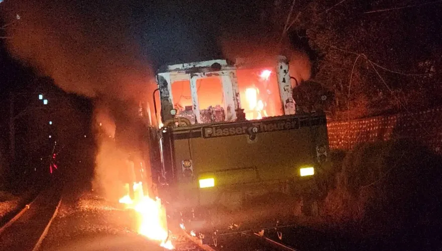 影/后里=豐原砸道車行駛間起火！電車線燒起來　中午前搶修完畢