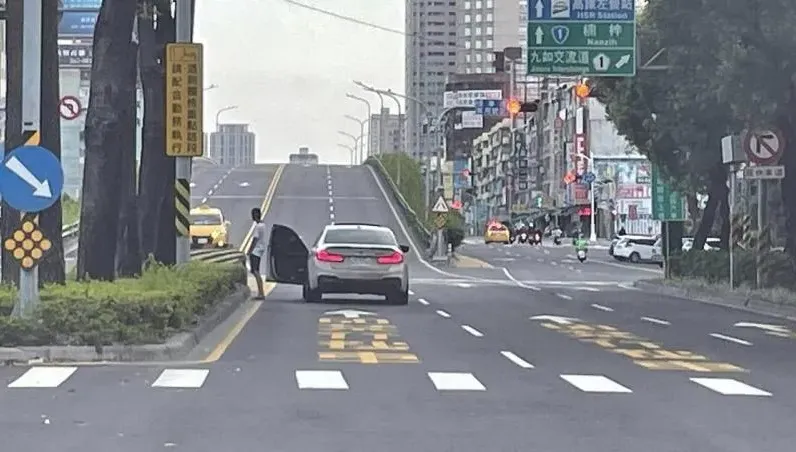 一泡尿要價6600！BMW男快車道等紅燈　竟「抽空」當街小解