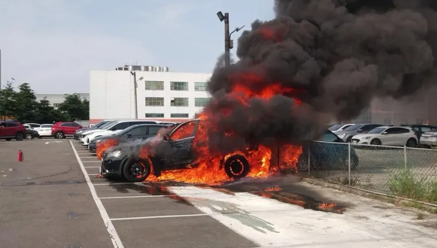 快訊/廣達員工停車場大火！BMW休旅車才停好突竄煙陷火海　鄰車衰被燒