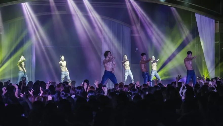 噴鼻血！韓國8猛男演員台上脫了　64塊肌蹦出肉體18禁超尺度演出