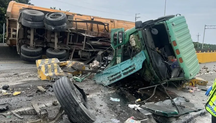 快訊/台61竹南段聯結車自撞護欄翻覆　車身對折輪子滾出去