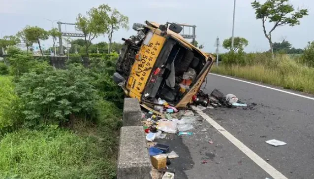 快訊/嘉義太保驚傳死亡車禍！拖吊車自撞護欄翻覆　駕駛送醫不治