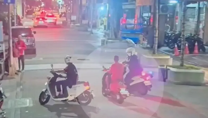 影/屁孩騎車未戴安全帽拒檢衝撞逃逸　遭攔截圍捕出手傷警遭壓制逮捕