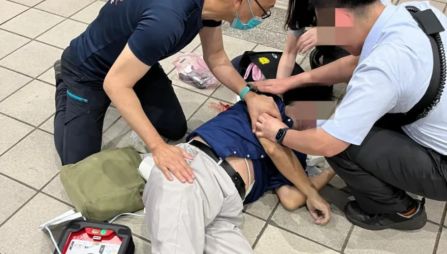 男捷運站內突昏迷！他們聯手「即刻救援」　鬼門關前搶回一命