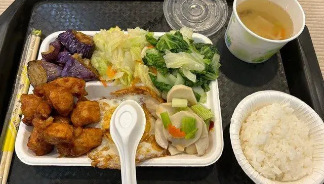 自助餐「6菜1湯、半碗飯」120元　網見菜色驚：算便宜了