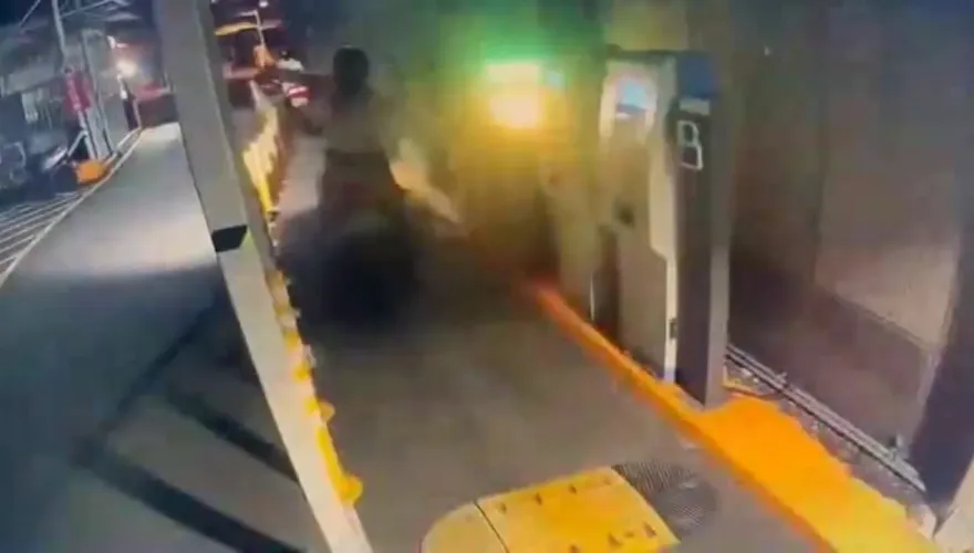 影/闖關失敗！嫩妹疑「跟車」想逃票　下秒撞柵欄慘變「在地人」