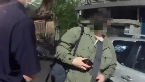影/北市驚見架拐子怪客！二度攻擊女學生「狠拐、推撞柱」 被逮竟不願道歉